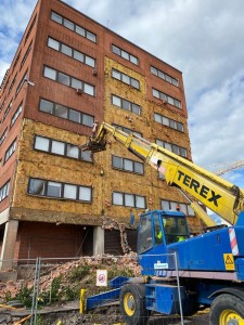 Julkisivun purku kurottajalla ja Brokk-robotilla