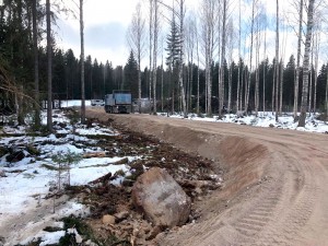 Metsäautotietä rakentamassa